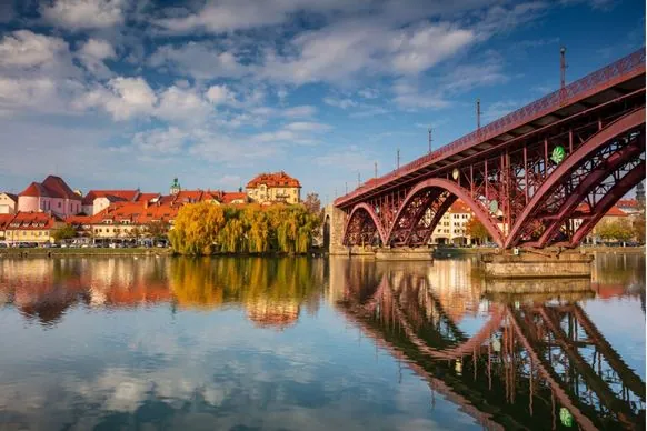 Maribor z Dravo in starim mostom